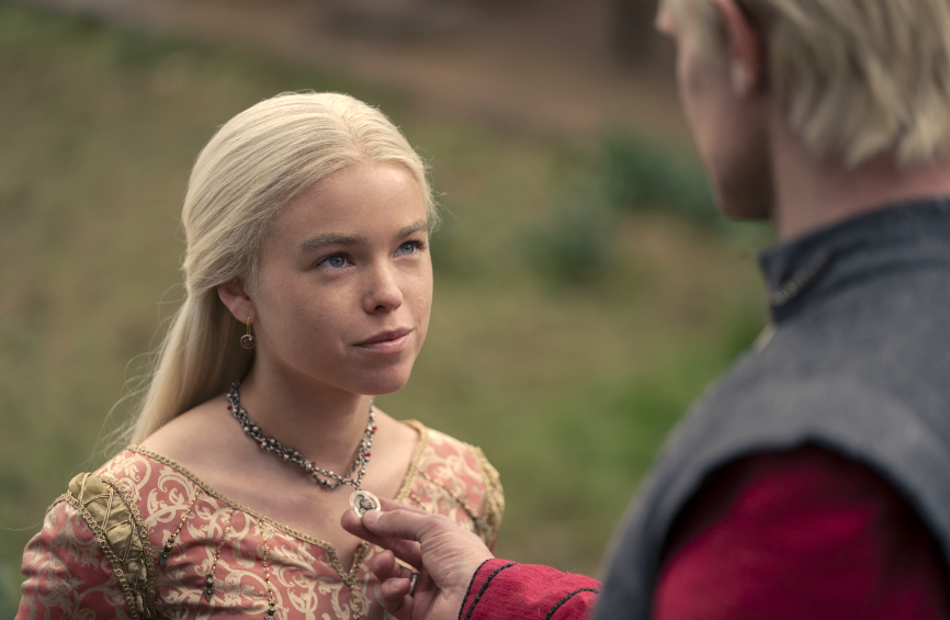 Rhaenyra necklace Ep 1-4.png